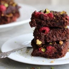 featured image for keto raspberry and pistachio brownies