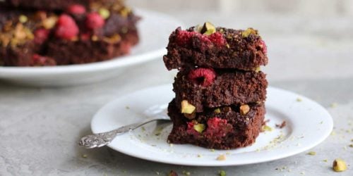 featured image for keto raspberry and pistachio brownies