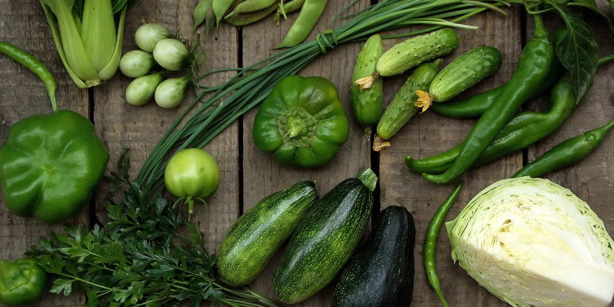 Vegetais verde escuro são a única fonte de carboidratos na pirâmide alimentar keto