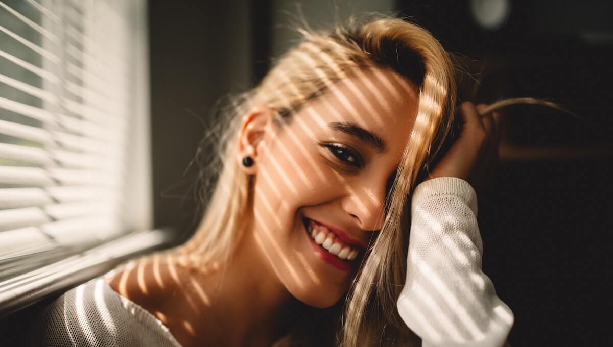 mulher com sorriso branco
