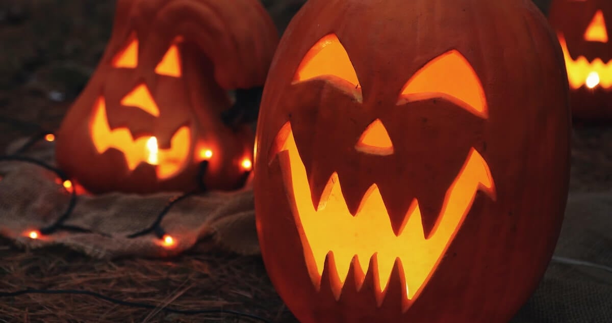 Halloween e esculpir abóboras são atividades populares no Outono